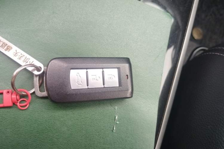 Used Mitsubishi Outlander 2018 2.4L 4x4 Luxury Edition 7-Seater Vehicle Key