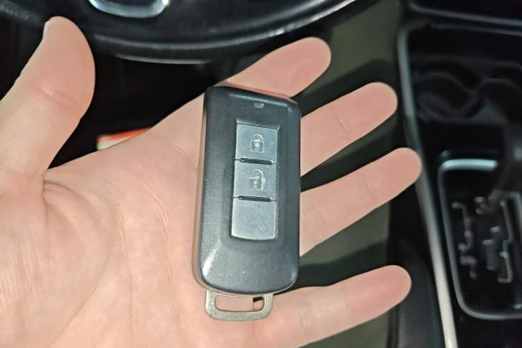 Used Mitsubishi Outlander 2018 2.0L Two-Wheel-Drive Jiale Edition 7-Seater Vehicle Key