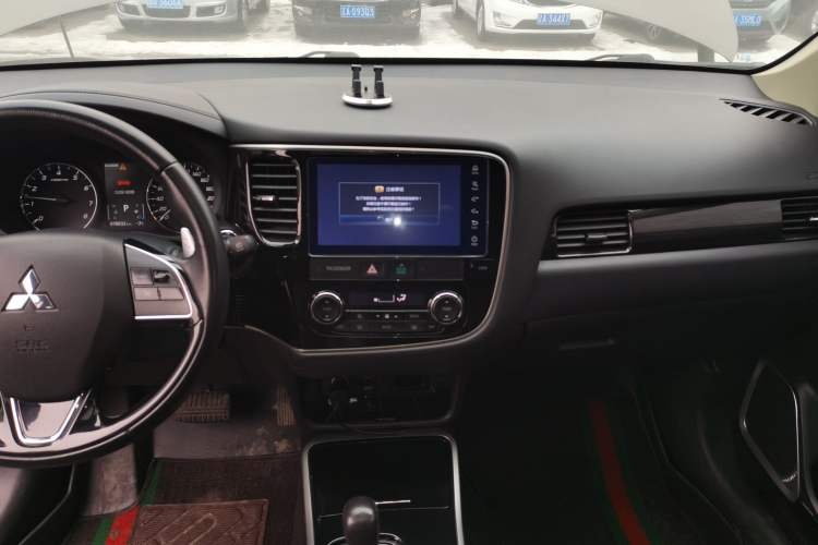 Used Mitsubishi Outlander 2018 2.4L 4x4 Luxury Edition 7-Seater Audio And AC Panel