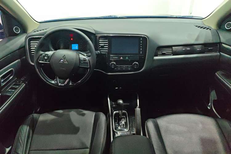 Used Mitsubishi Outlander 2018 2.0L Two-Wheel-Drive Jiale Edition 7-Seater Center Console