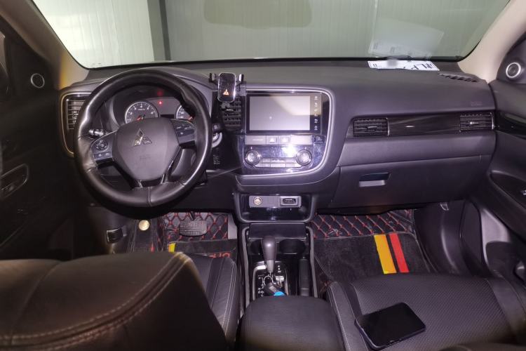 Used Mitsubishi Outlander 2018 2.0L Two-Wheel Drive Glory Edition 5 Seats Center Console