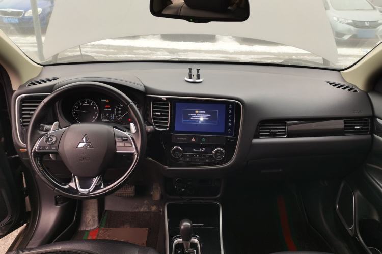 Used Mitsubishi Outlander 2018 2.4L 4x4 Luxury Edition 7-Seater Center Console