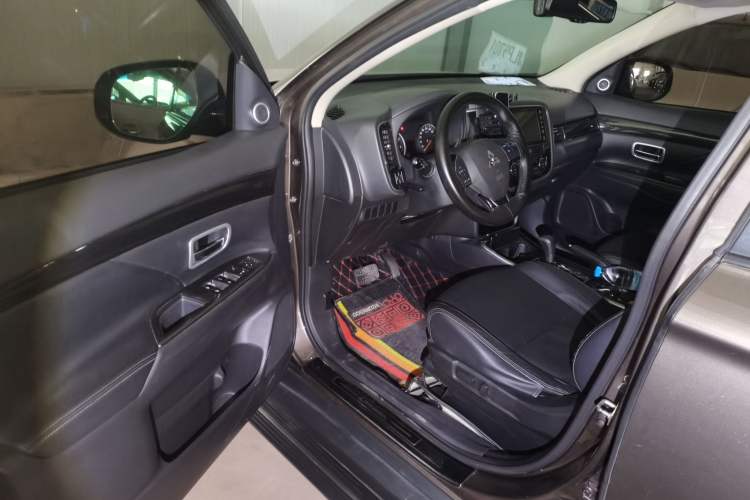 Used Mitsubishi Outlander 2018 2.0L Two-Wheel Drive Glory Edition 5 Seats Driver Seat