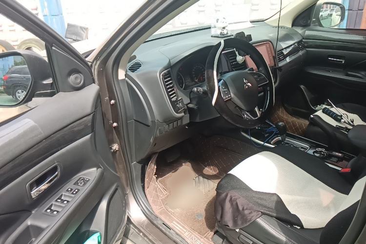 Used Mitsubishi Outlander 2018 2.0L Two-Wheel-Drive Jiale Edition 7-Seater Driver Seat