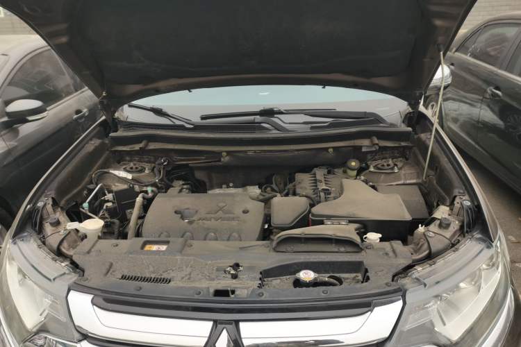 Used Mitsubishi Outlander 2018 2.4L 4x4 Luxury Edition 7-Seater Engine Bay