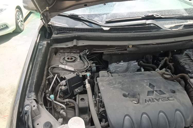 Used Mitsubishi Outlander 2018 2.0L Two-Wheel-Drive Jiale Edition 7-Seater Engine Bay Right