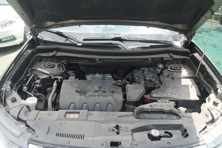Used Mitsubishi Outlander 2018 2.0L Two-Wheel-Drive Jiale Edition 7-Seater Engine Bay