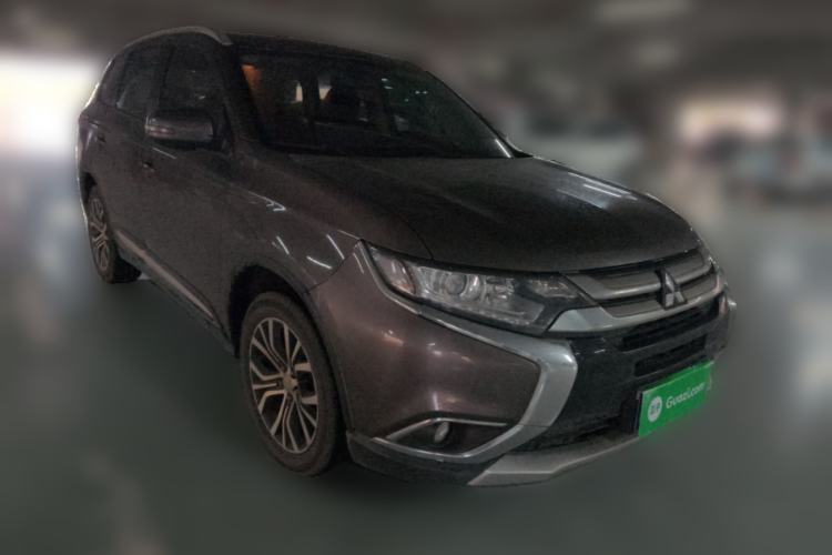 Used Mitsubishi Outlander 2018 2.0L Two-Wheel Drive Glory Edition 5 Seats Front Right 45 Deg