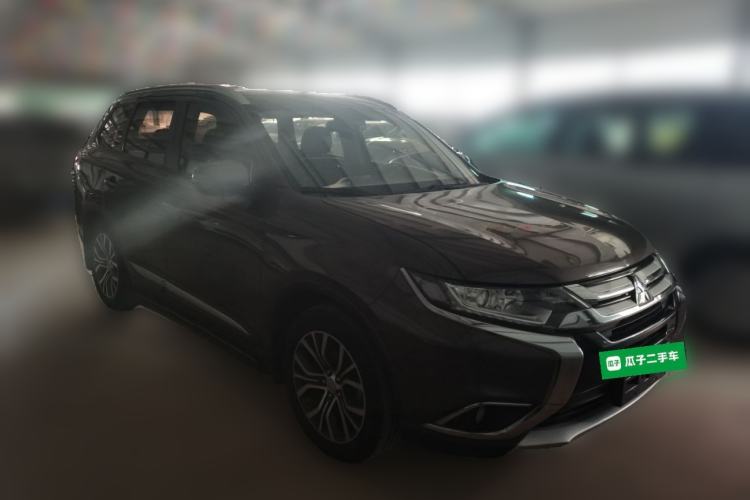 Used Mitsubishi Outlander 2018 2.0L Two-Wheel Drive Glory Edition 5 Seats Front Right 45 Deg