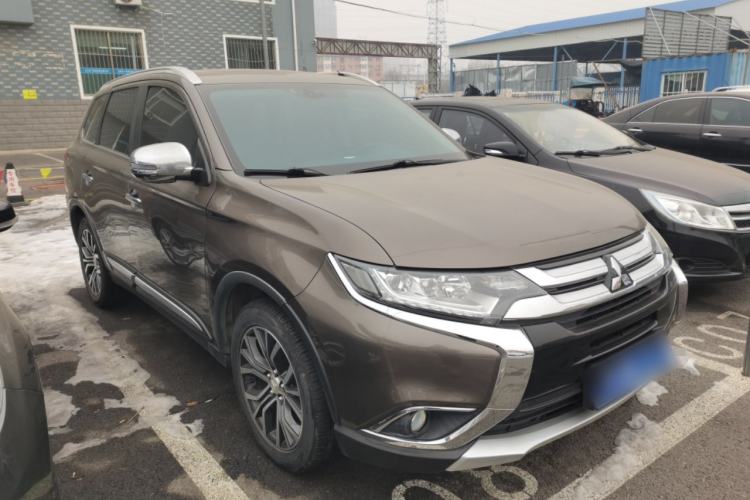 Used Mitsubishi Outlander 2018 2.4L 4x4 Luxury Edition 7-Seater Front Right 45 Deg