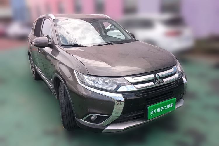 Used Mitsubishi Outlander 2018 2.0L Two-Wheel-Drive Jiale Edition 7-Seater Front Right 45 Deg