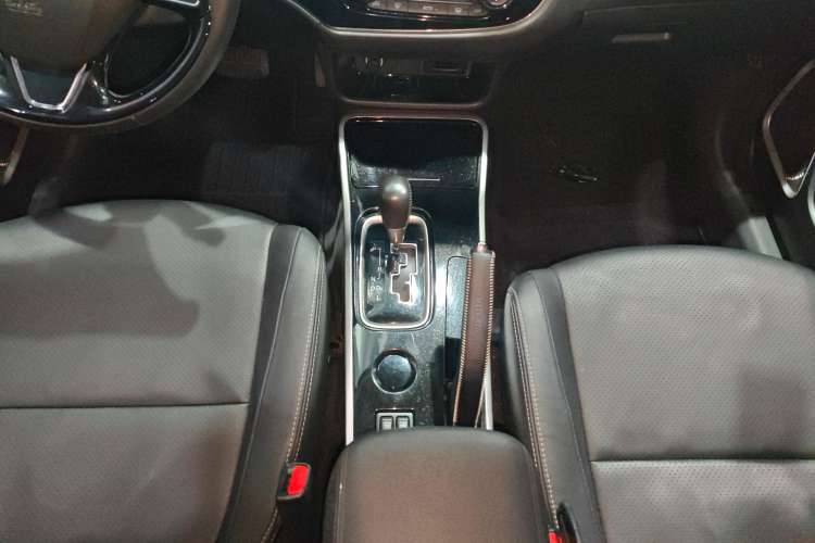 Used Mitsubishi Outlander 2018 2.0L Two-Wheel-Drive Jiale Edition 7-Seater Gear Lever