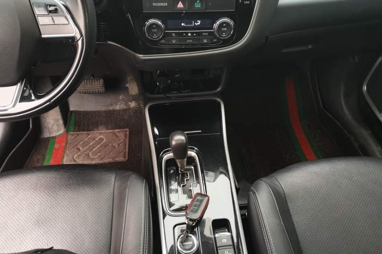 Used Mitsubishi Outlander 2018 2.4L 4x4 Luxury Edition 7-Seater Gear Lever