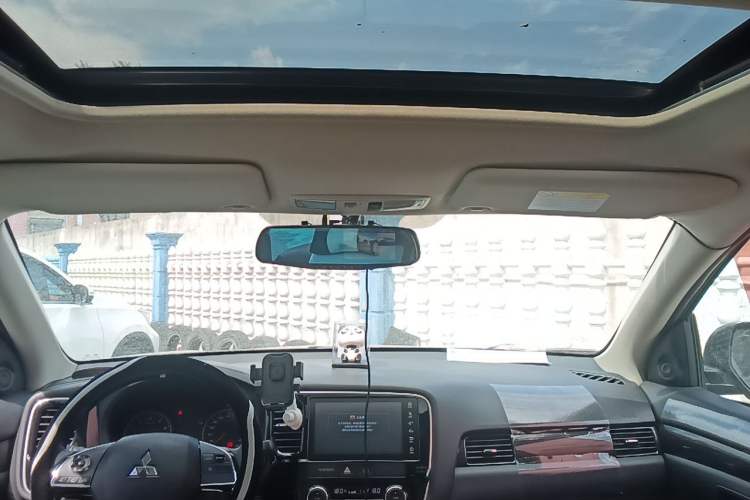 Used Mitsubishi Outlander 2018 2.0L Two-Wheel-Drive Jiale Edition 7-Seater Headliner
