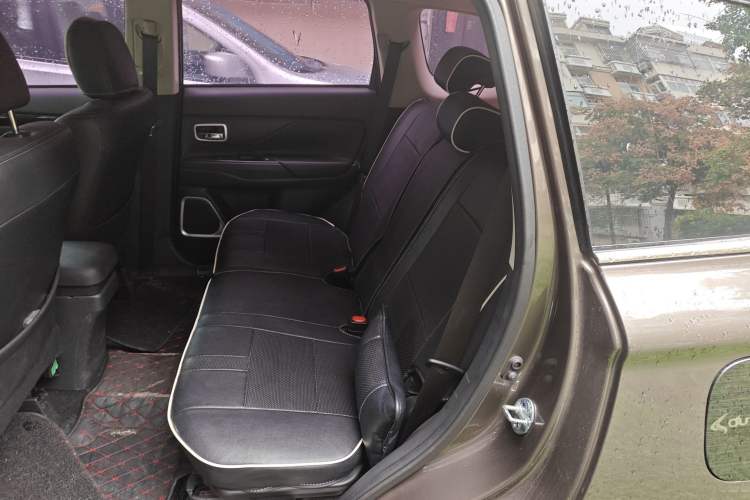 Used Mitsubishi Outlander 2018 2.0L Two-Wheel Drive Glory Edition 5 Seats Interior 4