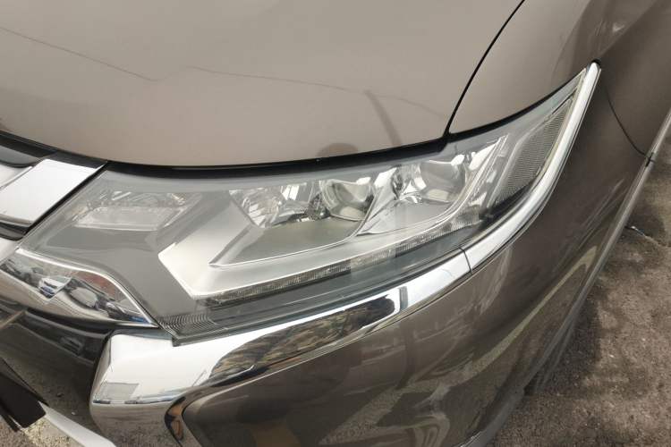 Used Mitsubishi Outlander 2018 2.4L 4x4 Luxury Edition 7-Seater Left Front Headlight