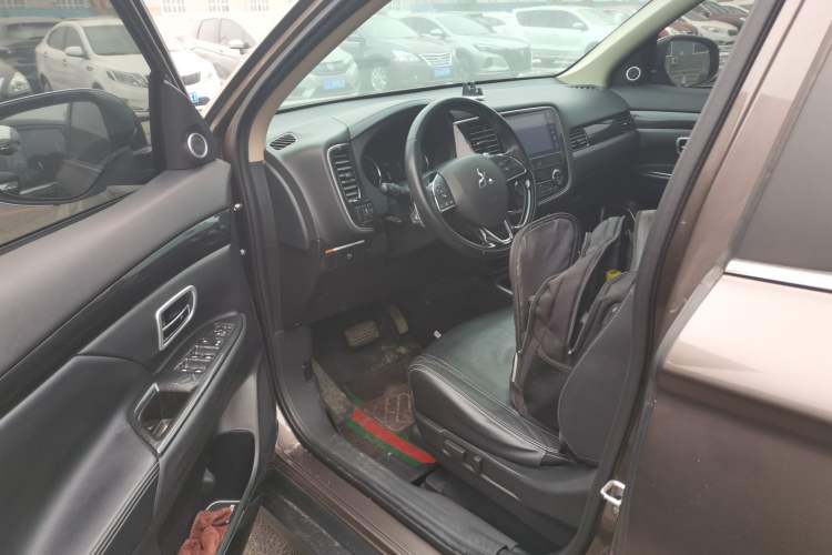 Used Mitsubishi Outlander 2018 2.4L 4x4 Luxury Edition 7-Seater Left Front Seat