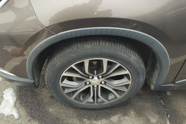 Used Mitsubishi Outlander 2018 2.4L 4x4 Luxury Edition 7-Seater Left Front Wheel Hub