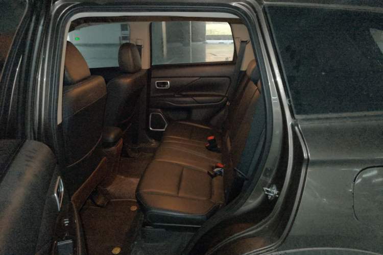 Used Mitsubishi Outlander 2018 2.0L Two-Wheel Drive Glory Edition 5 Seats Left Rear Seat