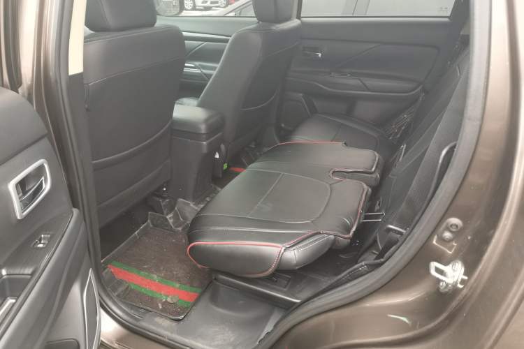 Used Mitsubishi Outlander 2018 2.4L 4x4 Luxury Edition 7-Seater Left Rear Seat