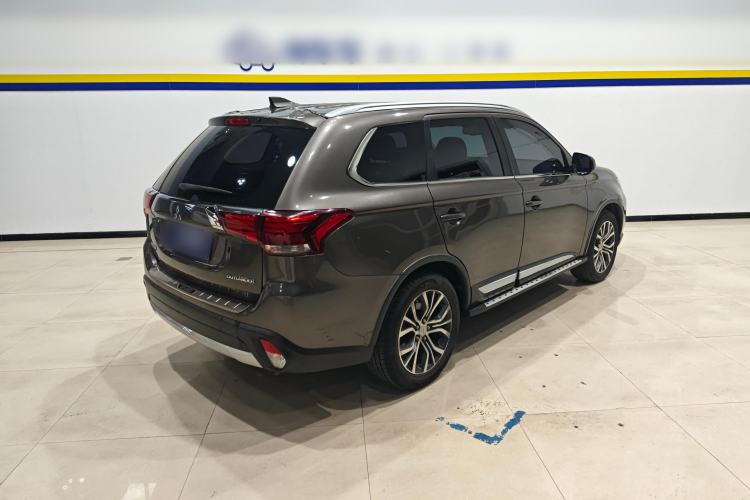 Used Mitsubishi Outlander 2018 2.0L Two-Wheel-Drive Jiale Edition 7-Seater Rear Right 45 Deg