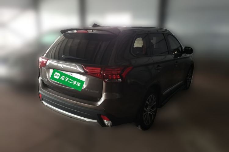 Used Mitsubishi Outlander 2018 2.0L Two-Wheel Drive Glory Edition 5 Seats Rear Right 45 Deg