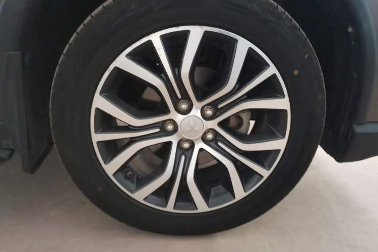Used Mitsubishi Outlander 2018 2.0L Two-Wheel Drive Glory Edition 5 Seats Right Front Wheel Hub