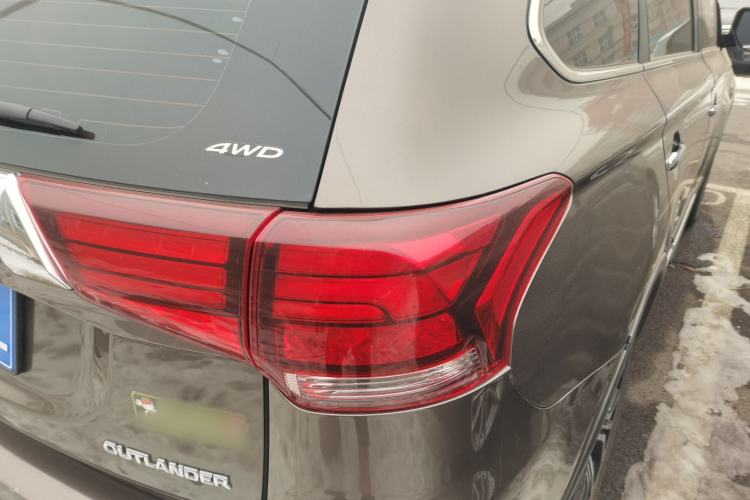Used Mitsubishi Outlander 2018 2.4L 4x4 Luxury Edition 7-Seater Right Rear Taillight