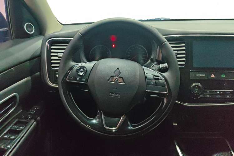 Used Mitsubishi Outlander 2018 2.0L Two-Wheel-Drive Jiale Edition 7-Seater Steering Wheel