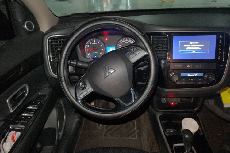 Used Mitsubishi Outlander 2018 2.0L Two-Wheel Drive Glory Edition 5 Seats Steering Wheel