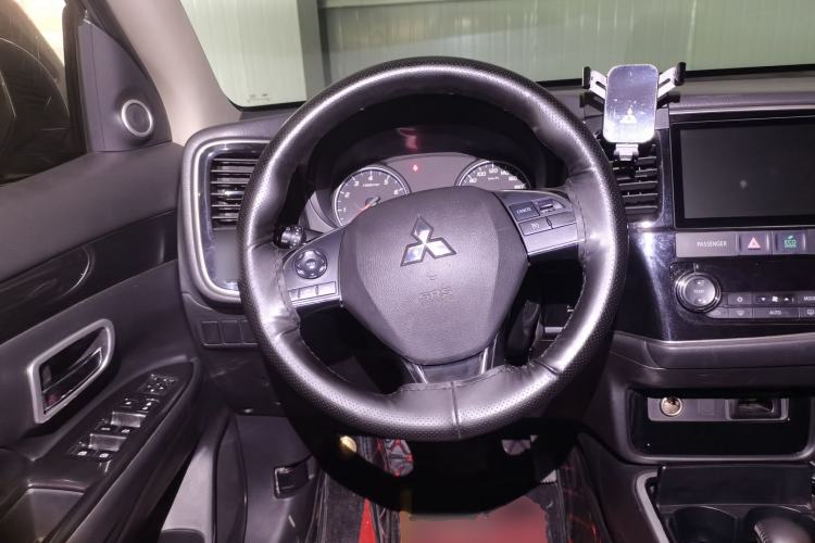 Used Mitsubishi Outlander 2018 2.0L Two-Wheel Drive Glory Edition 5 Seats Steering Wheel