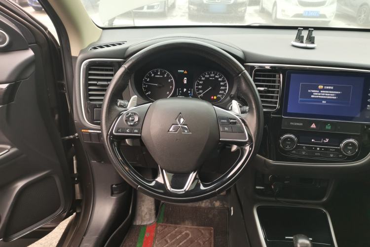 Used Mitsubishi Outlander 2018 2.4L 4x4 Luxury Edition 7-Seater Steering Wheel