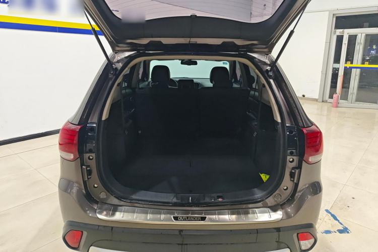 Used Mitsubishi Outlander 2018 2.0L Two-Wheel-Drive Jiale Edition 7-Seater Trunk