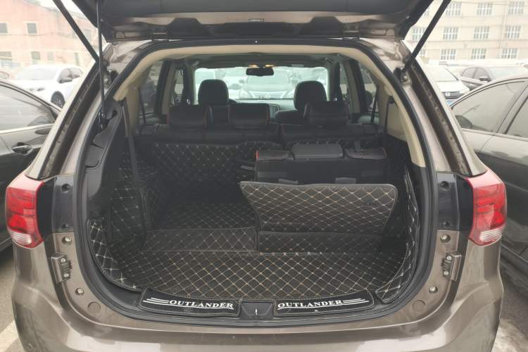 Used Mitsubishi Outlander 2018 2.4L 4x4 Luxury Edition 7-Seater Trunk