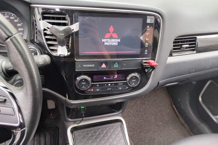 Used Mitsubishi Outlander 2018 2.0L Two-Wheel-Drive Jiale Edition 7-Seater Audio And AC Panel
