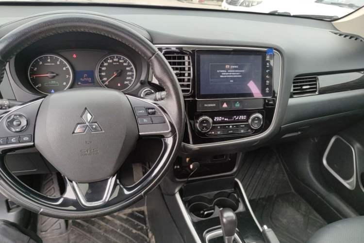 Used Mitsubishi Outlander 2018 2.0L Two-Wheel Drive Glory Edition 5 Seats Audio And AC Panel