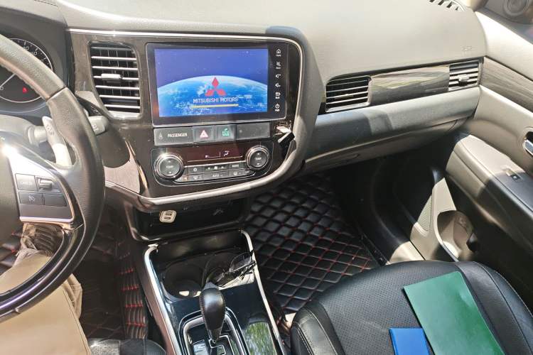 Used Mitsubishi Outlander 2018 2.4L 4x4 Elite Edition 5 Seats Audio And AC Panel