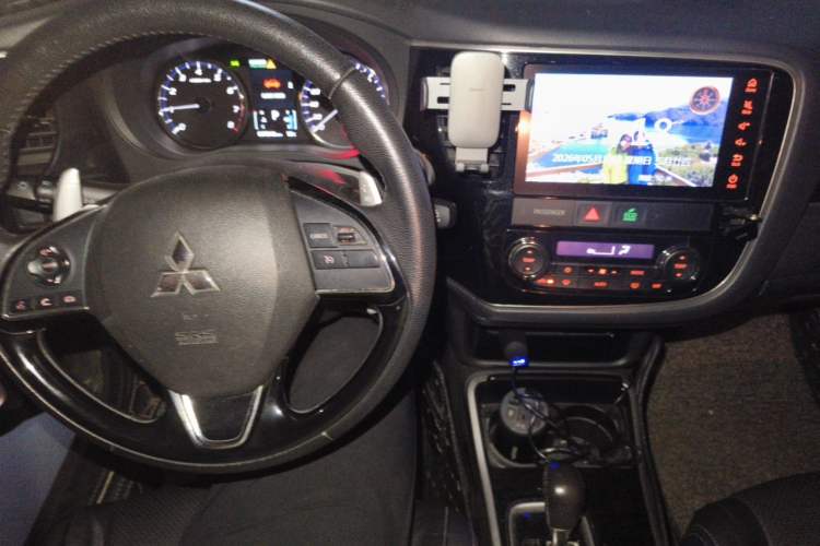 Used Mitsubishi Outlander 2018 2.4L 4x4 Luxury Edition 7-Seater Center Console