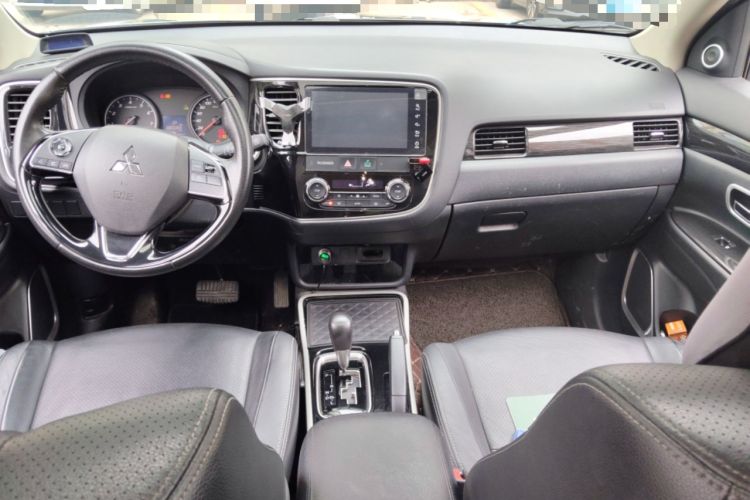 Used Mitsubishi Outlander 2018 2.0L Two-Wheel-Drive Jiale Edition 7-Seater Center Console