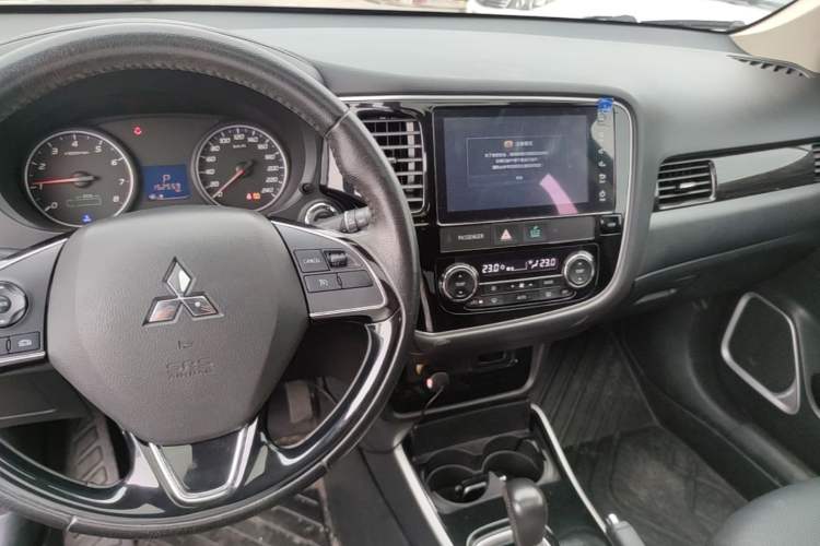 Used Mitsubishi Outlander 2018 2.0L Two-Wheel Drive Glory Edition 5 Seats Center Console