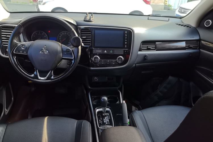 Used Mitsubishi Outlander 2018 2.0L Two-Wheel Drive Glory Edition 5 Seats Center Console