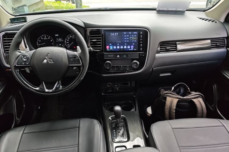 Used Mitsubishi Outlander 2018 2.4L 4x4 Luxury Edition 7-Seater Center Console