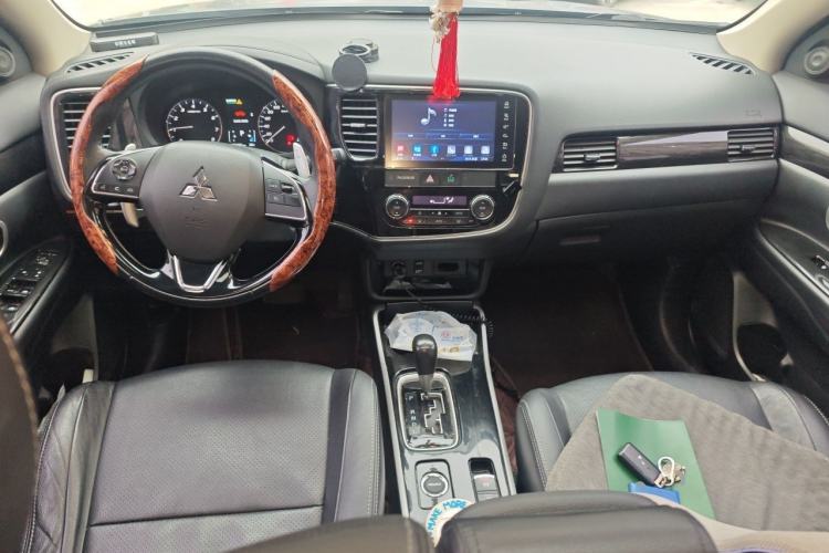 Used Mitsubishi Outlander 2018 2.4L 4x4 Elite Edition 5 Seats Center Console