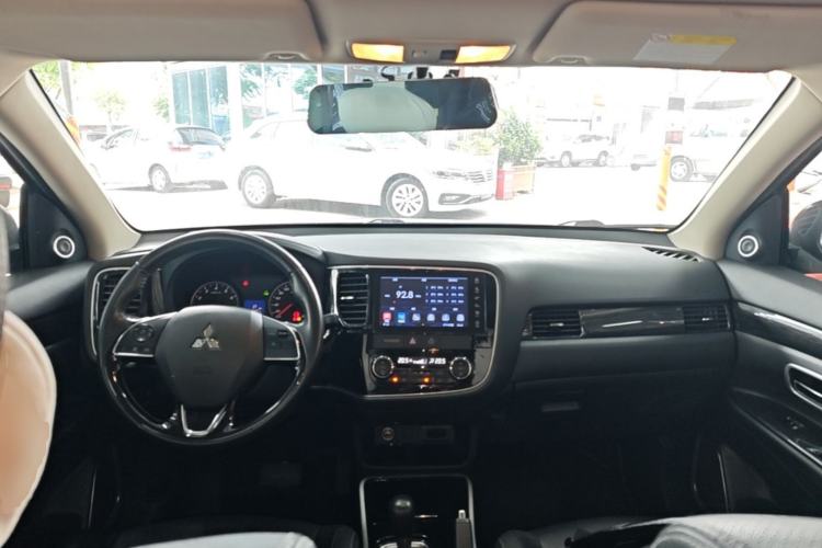 Used Mitsubishi Outlander 2018 2.0L Two-Wheel Drive Glory Edition 5 Seats Center Console