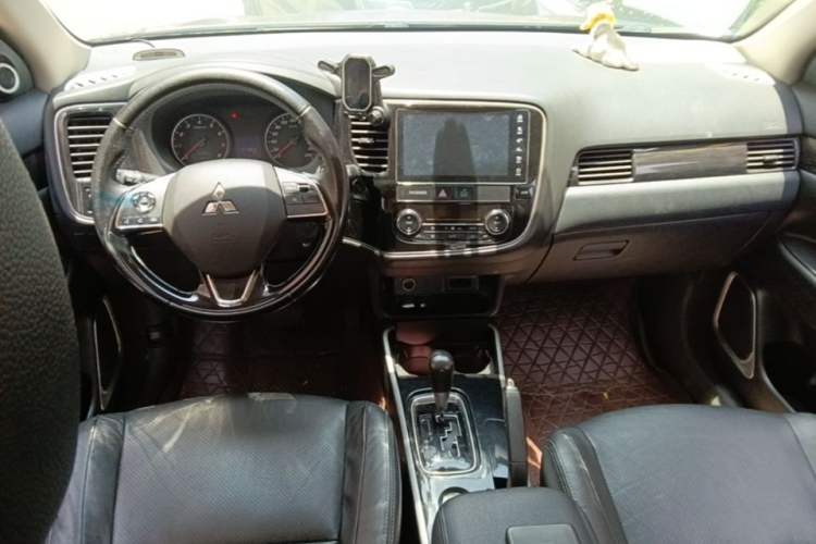 Used Mitsubishi Outlander 2018 2.0L Two-Wheel Drive Glory Edition 5 Seats Center Console