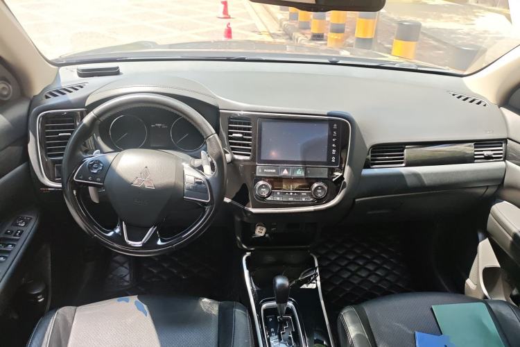 Used Mitsubishi Outlander 2018 2.4L 4x4 Elite Edition 5 Seats Center Console