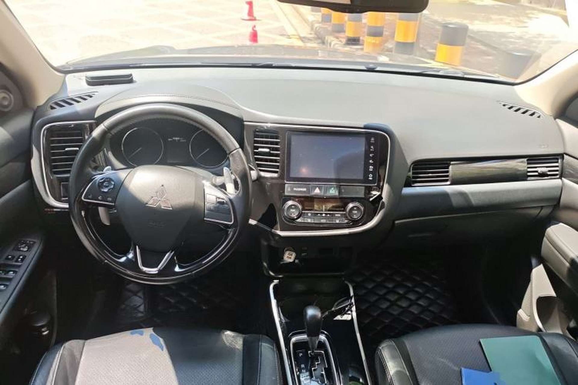 Used Mitsubishi Outlander 2018 2.4L 4x4 Elite Edition 5 Seats Center Console