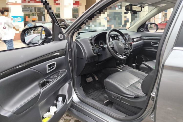 Used Mitsubishi Outlander 2018 2.0L Two-Wheel-Drive Jiale Edition 7-Seater Driver Seat