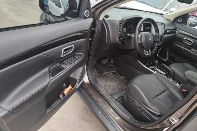 Used Mitsubishi Outlander 2018 2.0L Two-Wheel Drive Glory Edition 5 Seats Driver Seat