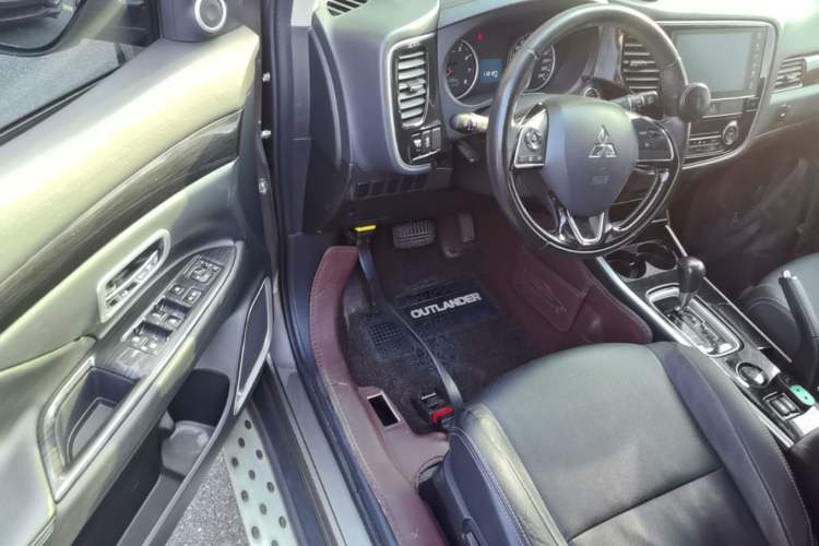 Used Mitsubishi Outlander 2018 2.0L Two-Wheel Drive Glory Edition 5 Seats Driver Seat